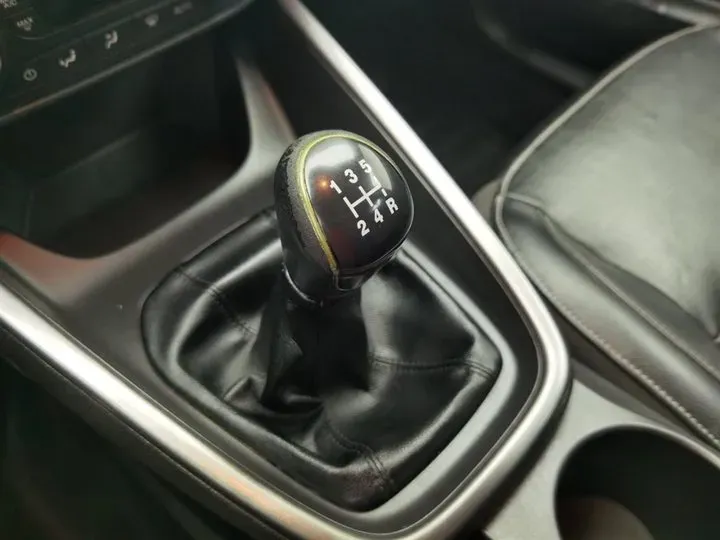 2015 Ford Escort 1.5L 113HP L4 5MT,autocango,china used car exporter,china ev exporter,chinese used car exporter,chinese used ev exporter