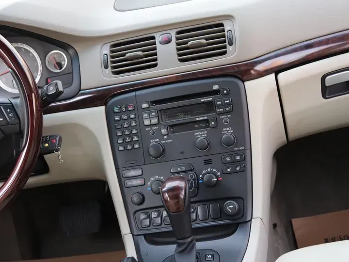 2006 Volvo S80 2.5T 200HP L5 6AT,autocango,china used car exporter,china ev exporter,chinese used car exporter,chinese used ev exporter