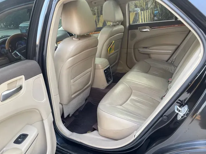 2013 Chrysler 300C 3.6L 286HP V6 8AT,autocango,china used car exporter,china ev exporter,chinese used car exporter,chinese used ev exporter