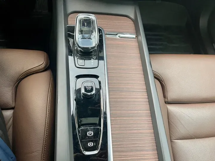 2022 Volvo XC60 2.0T 303HP L4 8AT PHEV 11.6KWH,autocango,china used car exporter,china ev exporter,chinese used car exporter,chinese used ev exporter