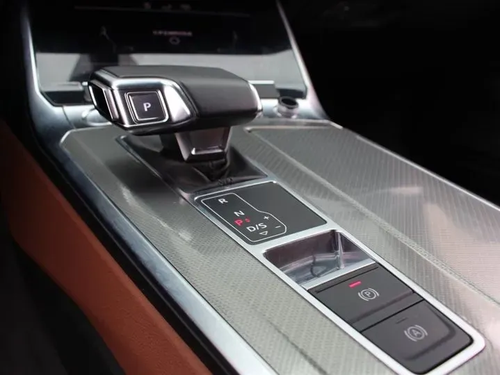 2021 Audi A6L 2.0T 224HP L4 7DCT,autocango,china used car exporter,china ev exporter,chinese used car exporter,chinese used ev exporter