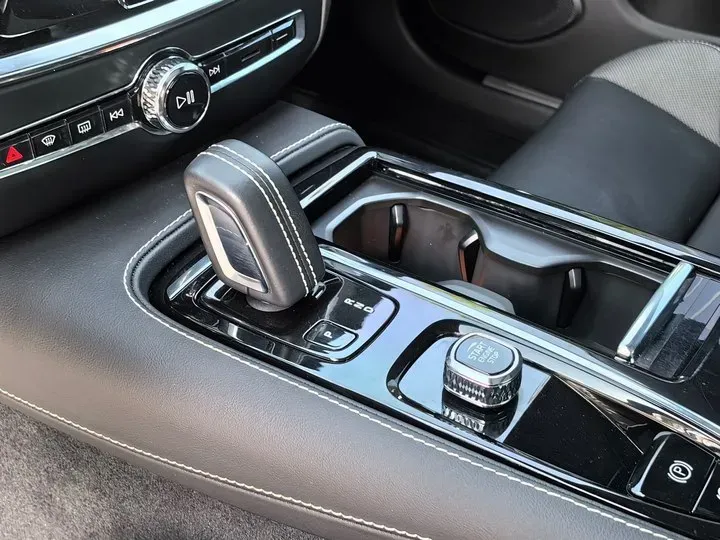 2021 Volvo S60 2.0T 303HP L4 8AT PHEV 11.6KWH,autocango,china used car exporter,china ev exporter,chinese used car exporter,chinese used ev exporter