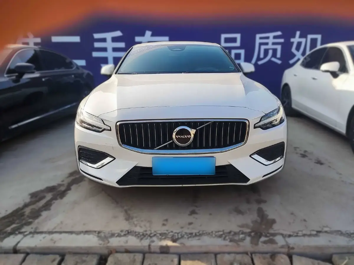 2023 Volvo S60 2.0T 197HP L4 7DCT