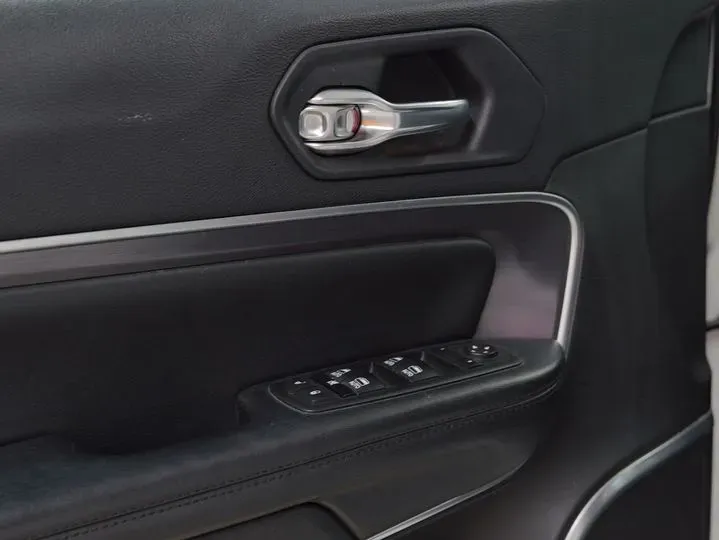 2018 Jeep Commander 2.0T 265HP L4 9AT,autocango,china used car exporter,china ev exporter,chinese used car exporter,chinese used ev exporter