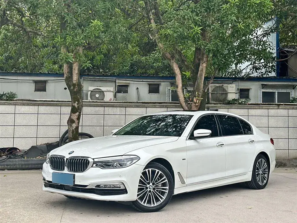 2018 BMW 5 Series 3.0T 340HP L6 8AT