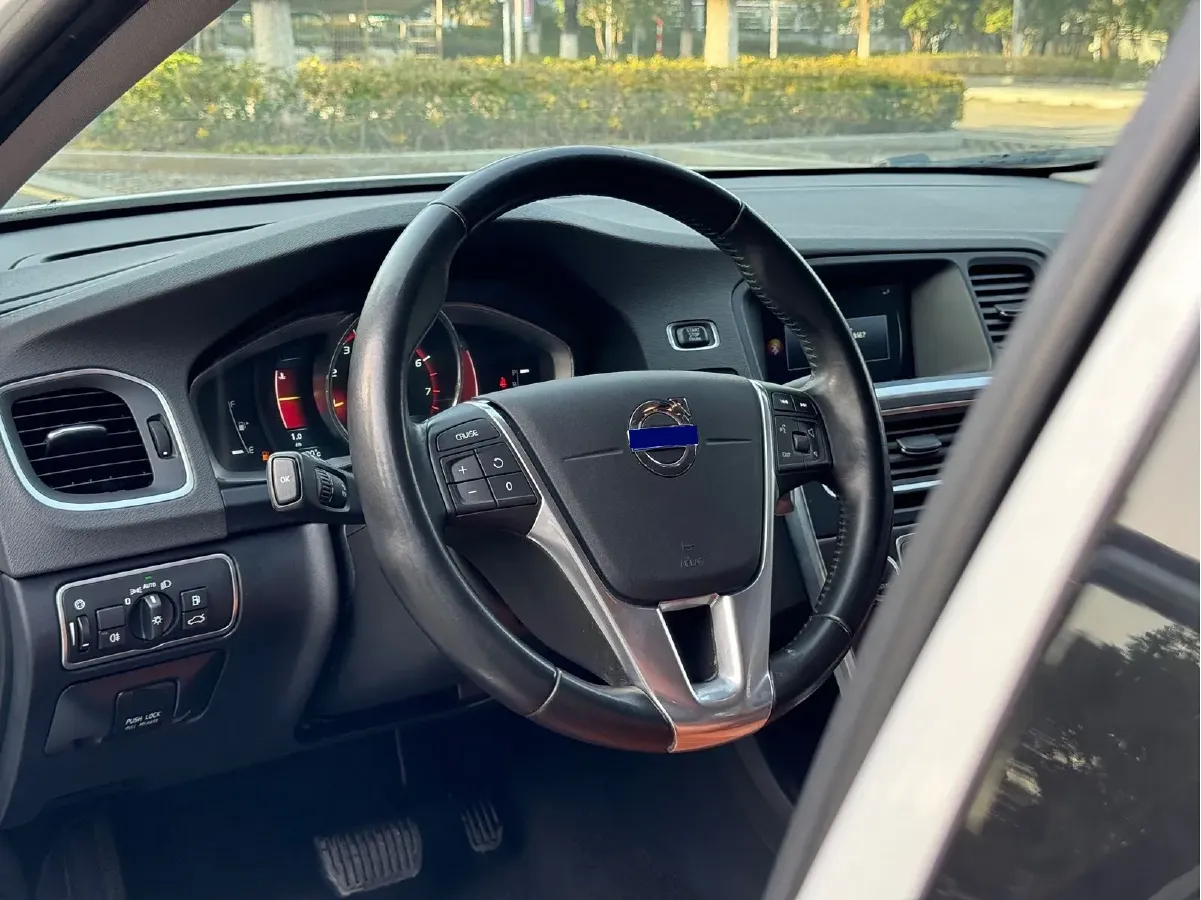 2015 Volvo V60 2.0T 245HP L4 8AT,autocango,china used car exporter,china ev exporter,chinese used car exporter,chinese used ev exporter