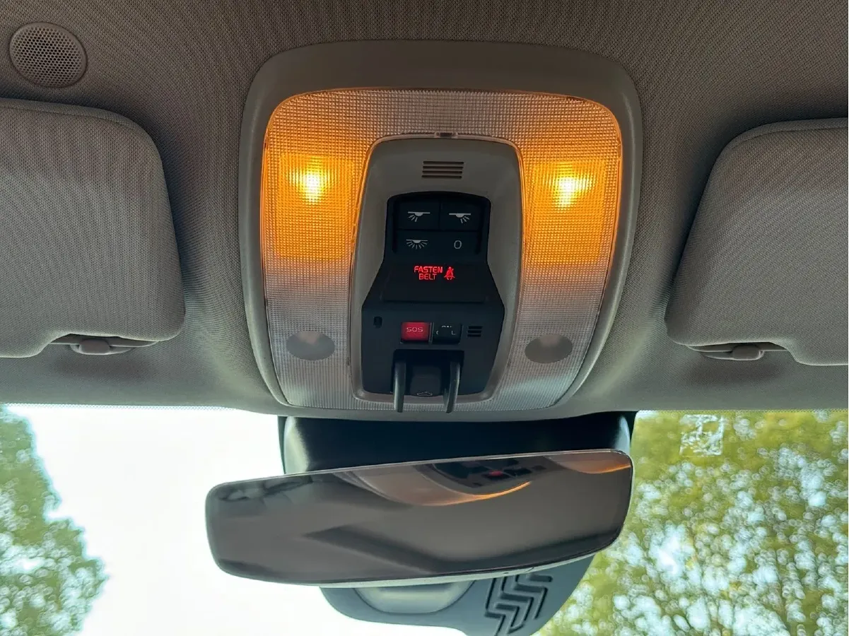 2015 Volvo V60 2.0T 245HP L4 8AT,autocango,china used car exporter,china ev exporter,chinese used car exporter,chinese used ev exporter