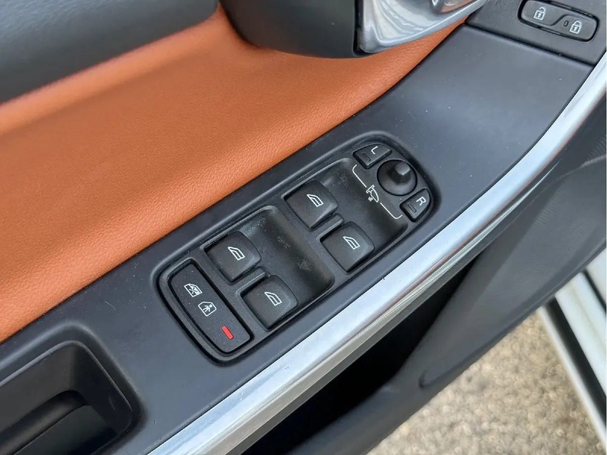 2015 Volvo V60 2.0T 245HP L4 8AT,autocango,china used car exporter,china ev exporter,chinese used car exporter,chinese used ev exporter