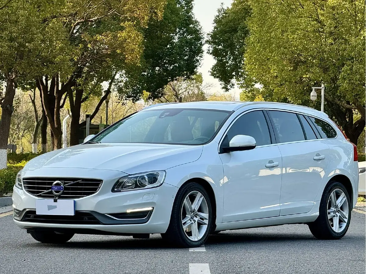 2015 Volvo V60 2.0T 245HP L4 8AT