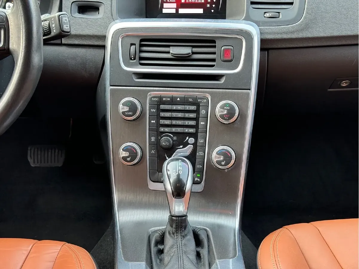 2015 Volvo V60 2.0T 245HP L4 8AT,autocango,china used car exporter,china ev exporter,chinese used car exporter,chinese used ev exporter