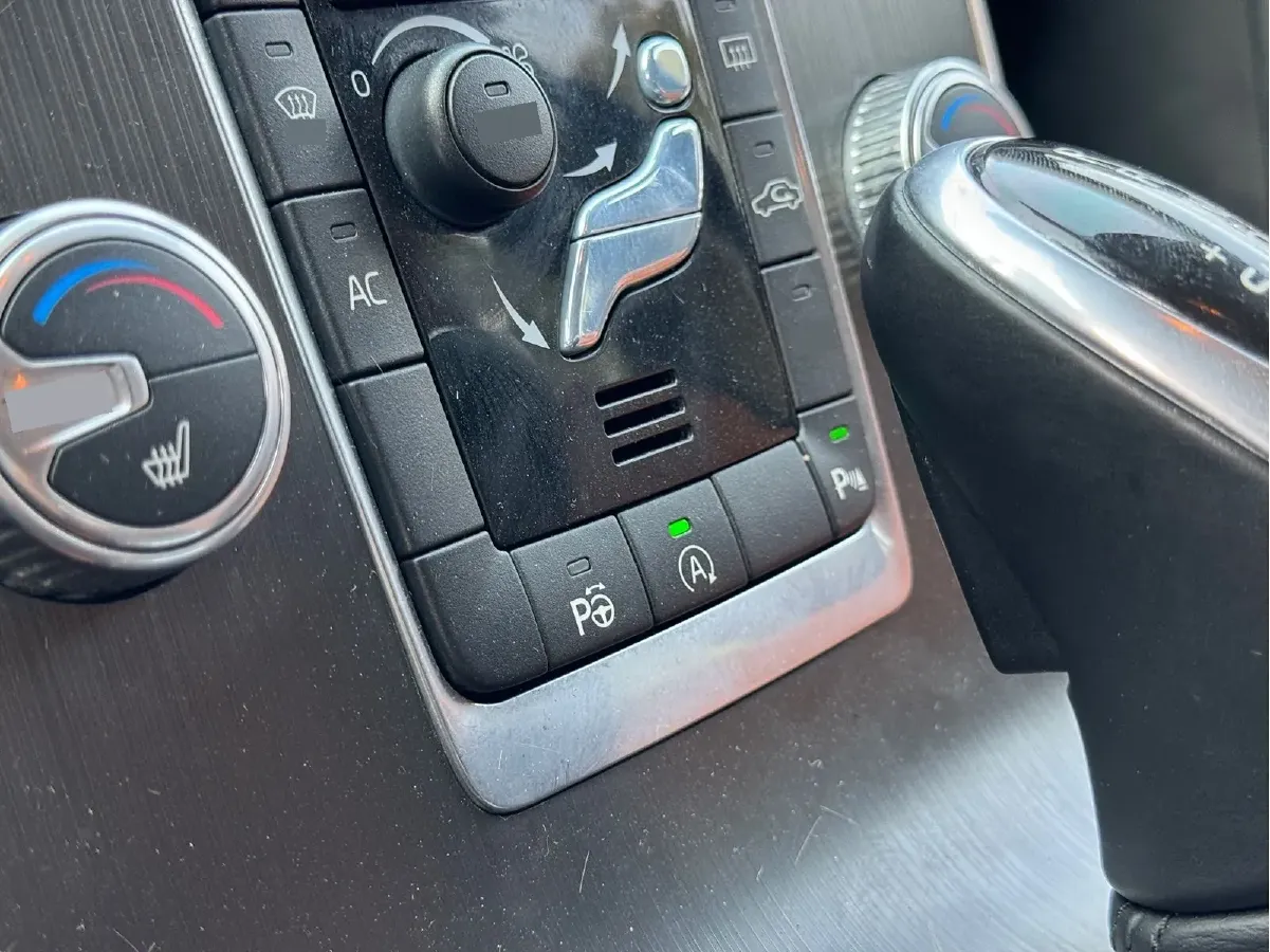 2015 Volvo V60 2.0T 245HP L4 8AT,autocango,china used car exporter,china ev exporter,chinese used car exporter,chinese used ev exporter