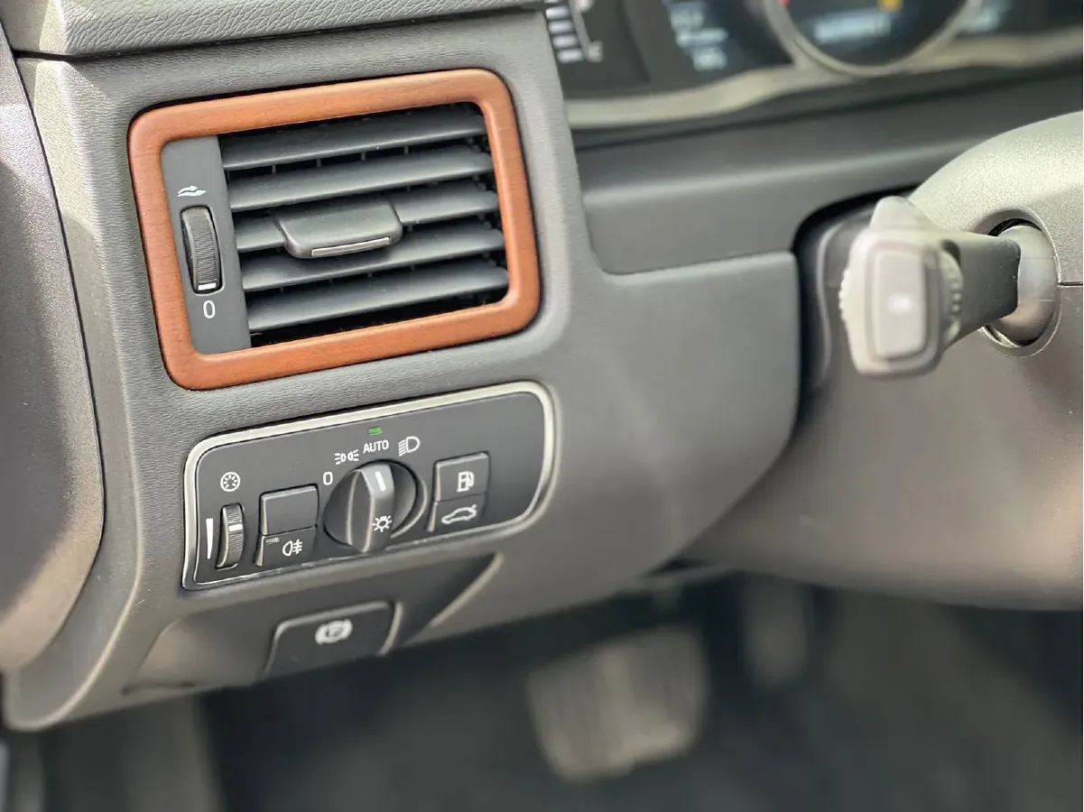 2015 Volvo S80L 2.0T 214HP L5 6AT,autocango,china used car exporter,china ev exporter,chinese used car exporter,chinese used ev exporter