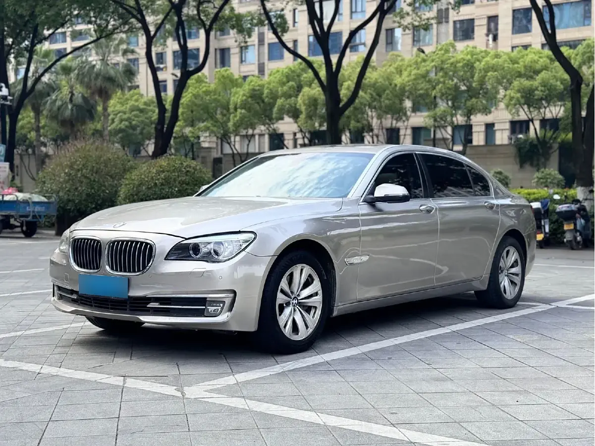 2013 BMW 7 Series 3.0L 258HP L6 8AT