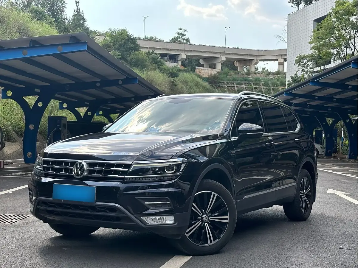 2018 Volkswagen Tiguan L 2.0T 220HP L4 7DCT