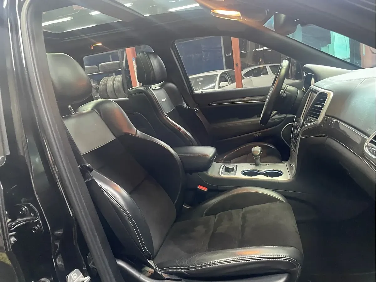 2014 Jeep Grand Cherokee SRT 6.4L 468HP V8 8AT,autocango,china used car exporter,china ev exporter,chinese used car exporter,chinese used ev exporter