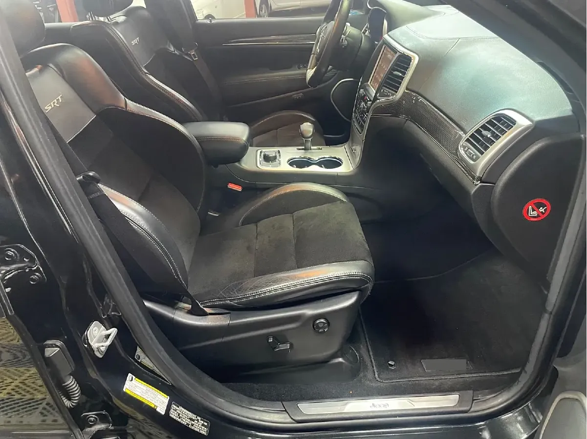 2014 Jeep Grand Cherokee SRT 6.4L 468HP V8 8AT,autocango,china used car exporter,china ev exporter,chinese used car exporter,chinese used ev exporter