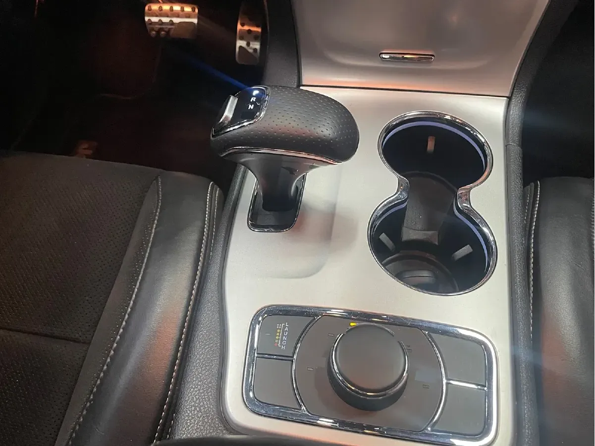 2014 Jeep Grand Cherokee SRT 6.4L 468HP V8 8AT,autocango,china used car exporter,china ev exporter,chinese used car exporter,chinese used ev exporter