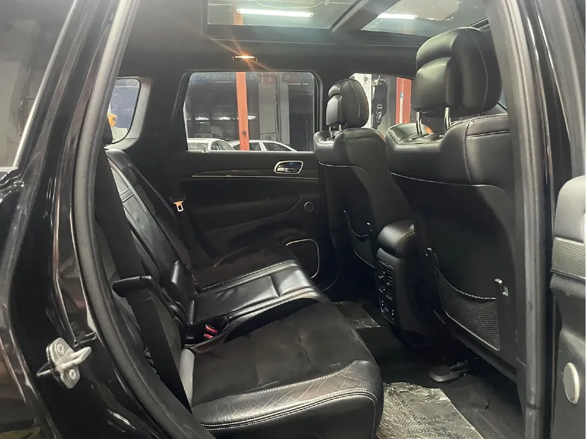 2014 Jeep Grand Cherokee SRT 6.4L 468HP V8 8AT,autocango,china used car exporter,china ev exporter,chinese used car exporter,chinese used ev exporter