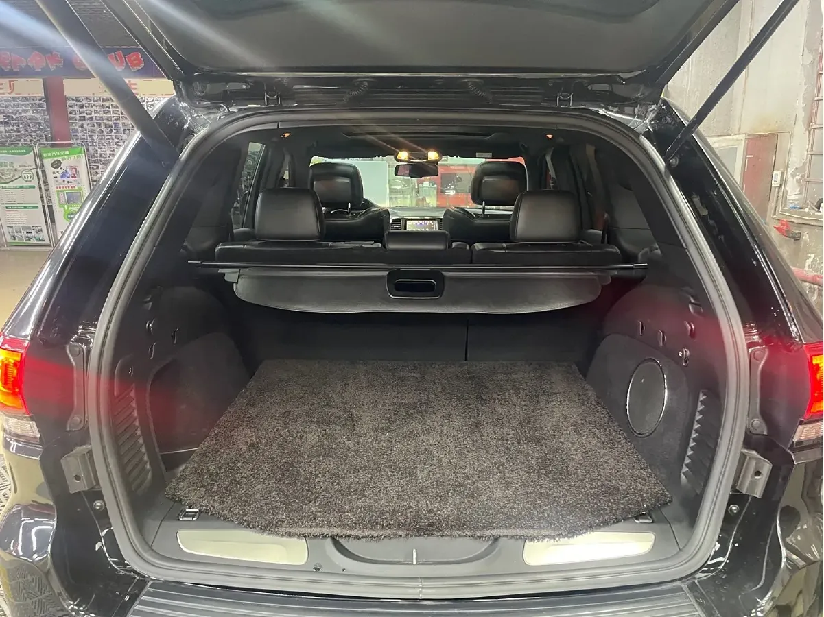 2014 Jeep Grand Cherokee SRT 6.4L 468HP V8 8AT,autocango,china used car exporter,china ev exporter,chinese used car exporter,chinese used ev exporter