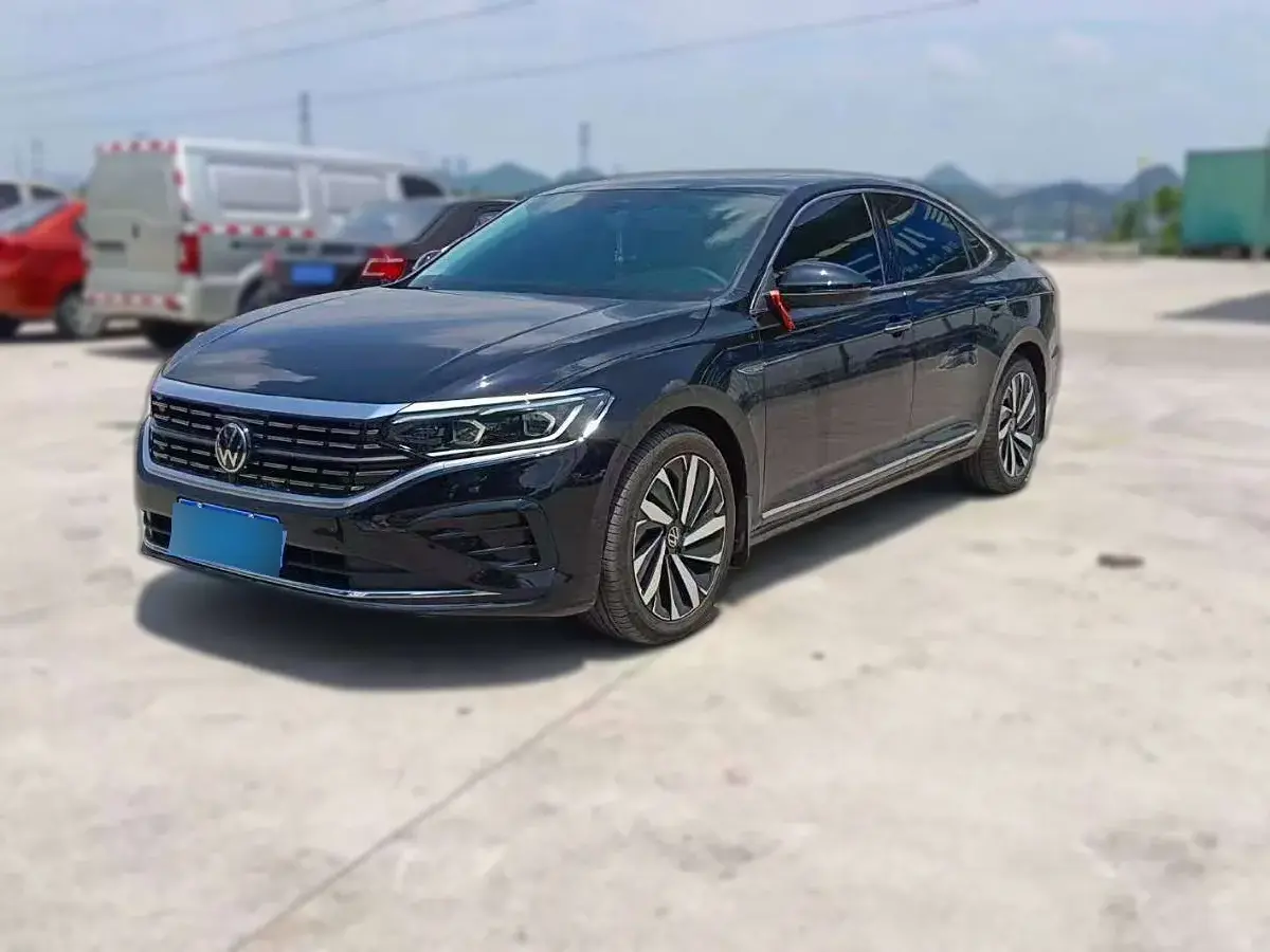 2023 Volkswagen Passat 2.0T 220HP L4 7DCT