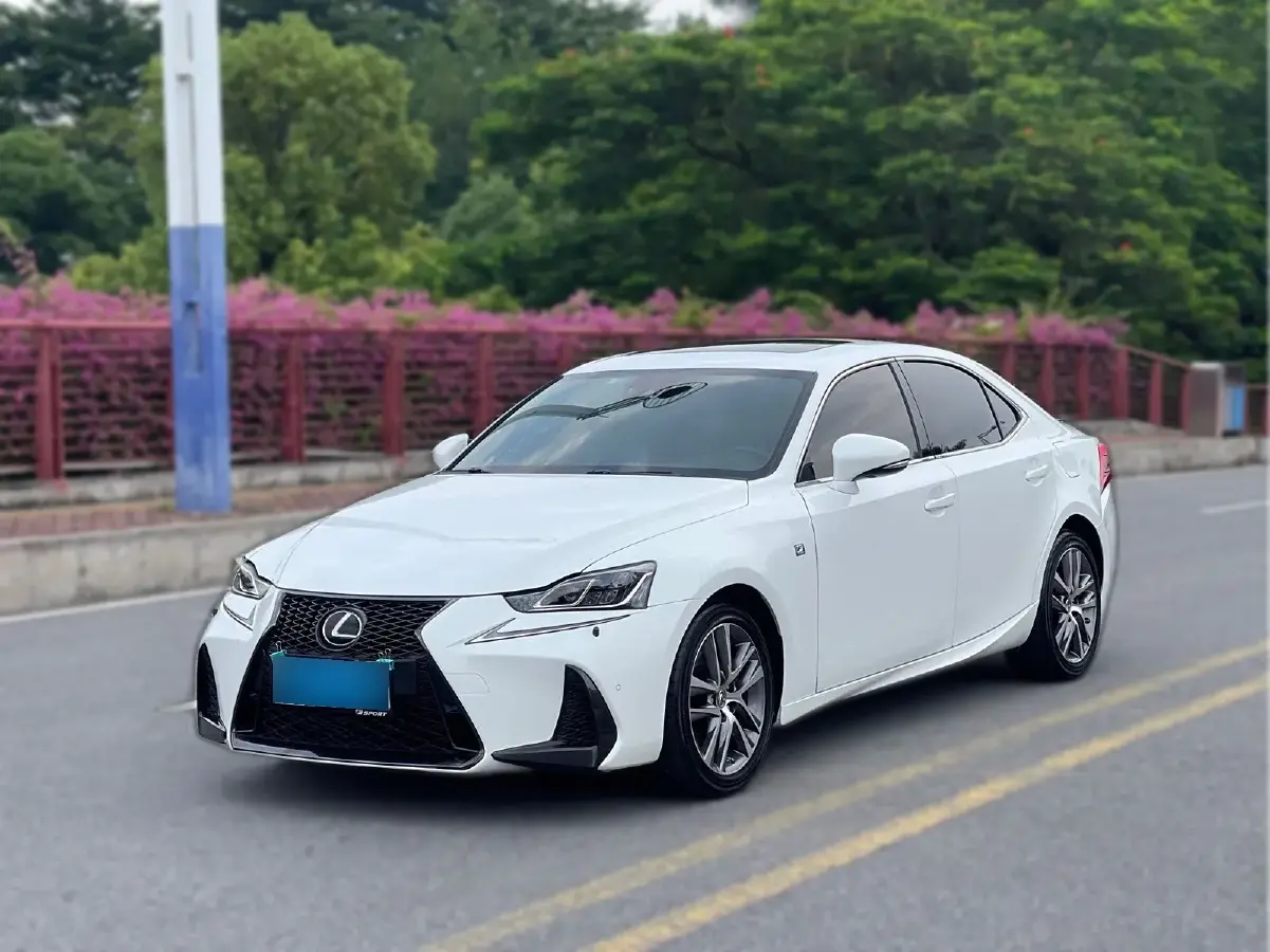 2017 Lexus IS 2.0T 245HP L4 8AT