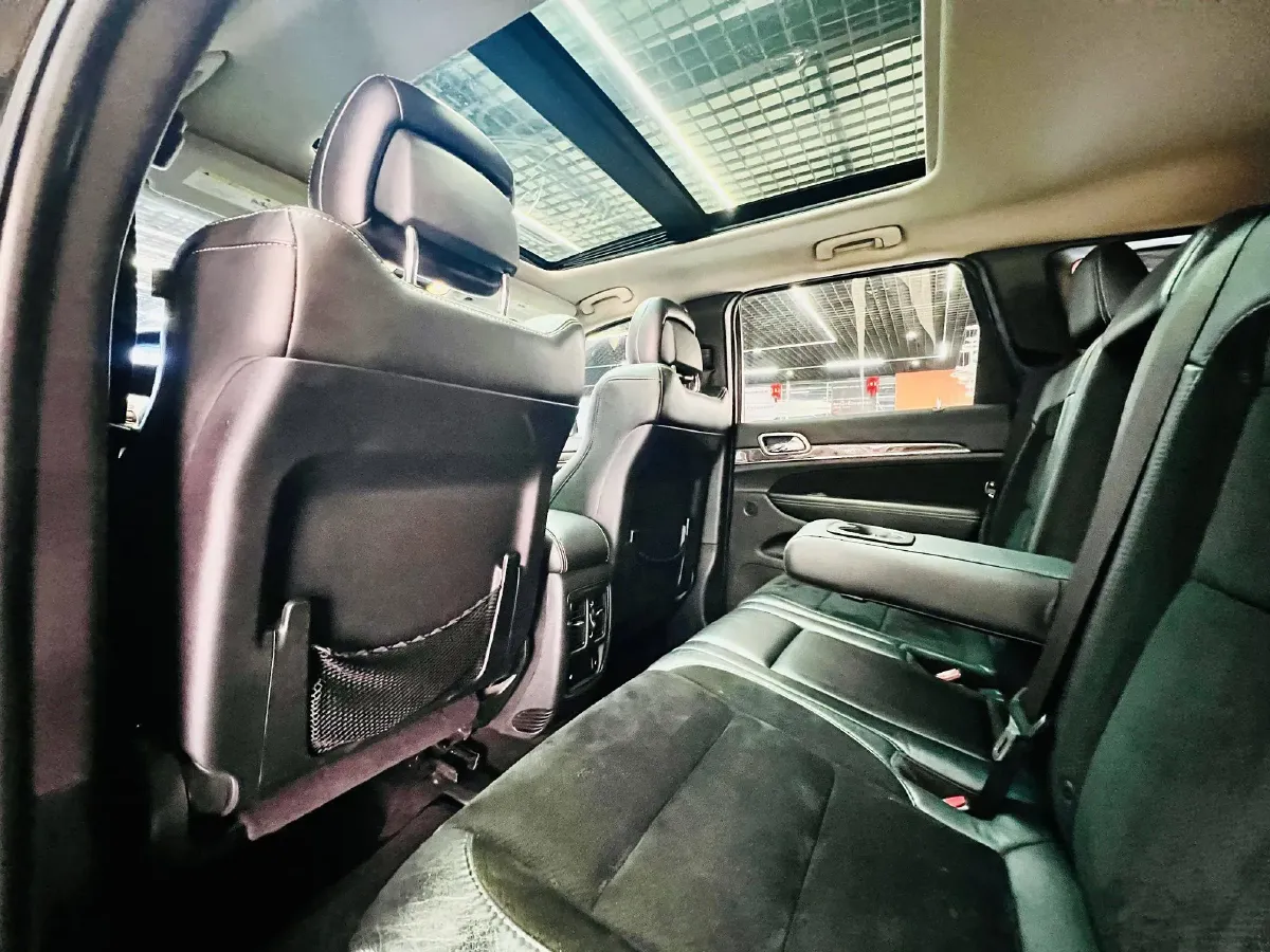 2013 Jeep Grand Cherokee SRT 6.4L 468HP V8 5AT,autocango,china used car exporter,china ev exporter,chinese used car exporter,chinese used ev exporter