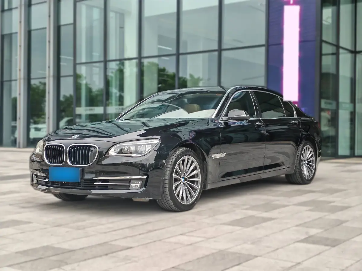 2013 BMW 7 Series 3.0T 320HP L6 8AT