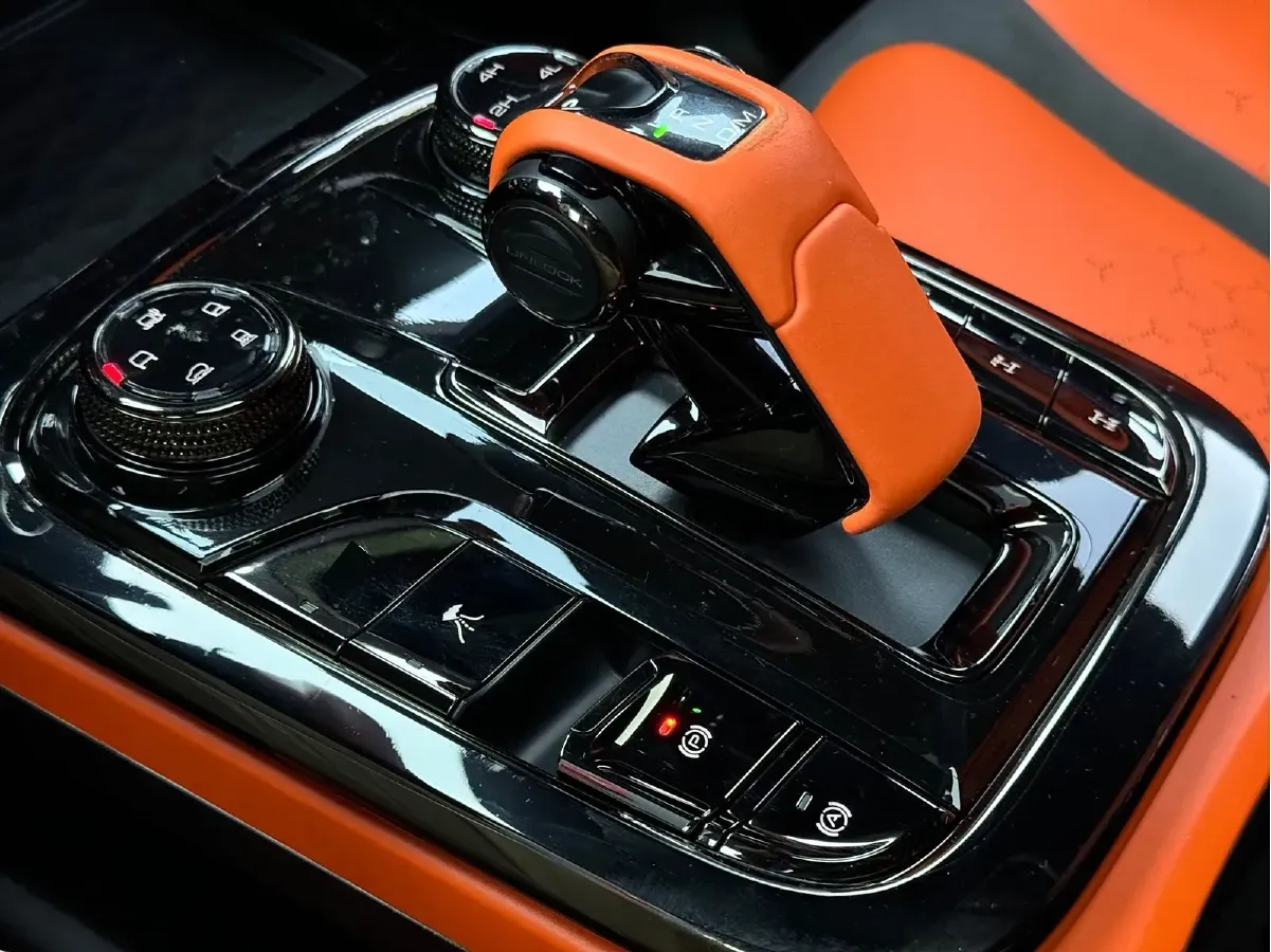 2023 Cyberspace 300 2.0T 227HP L4 8AT,autocango,china used car exporter,china ev exporter,chinese used car exporter,chinese used ev exporter