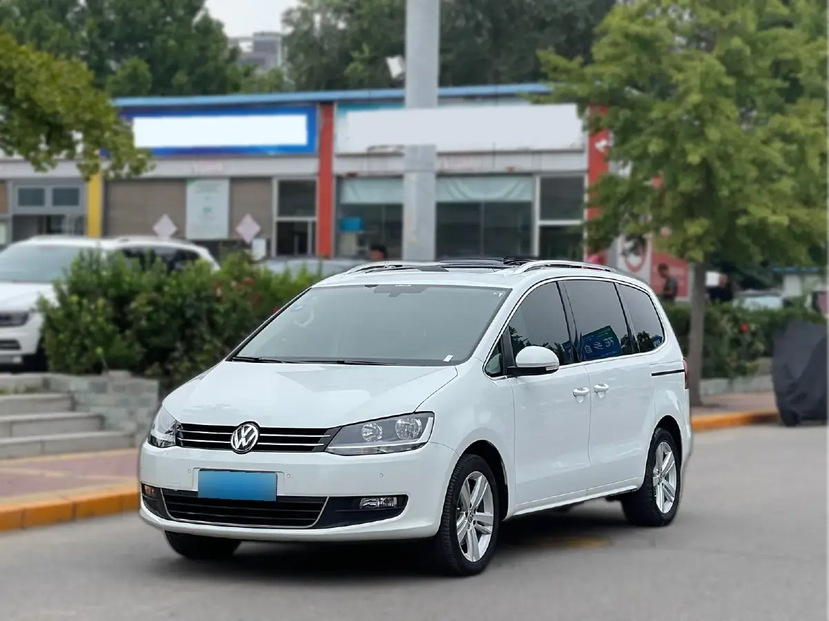 2016 Volkswagen Sharan 2.0T 220HP L4 6DCT