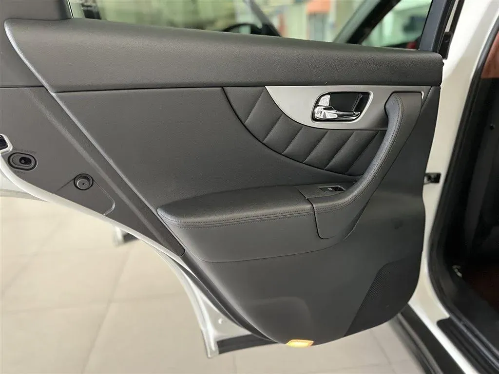 2015 Infiniti QX70 3.7L 351HP V6 7AT,autocango,china used car exporter,china ev exporter,chinese used car exporter,chinese used ev exporter