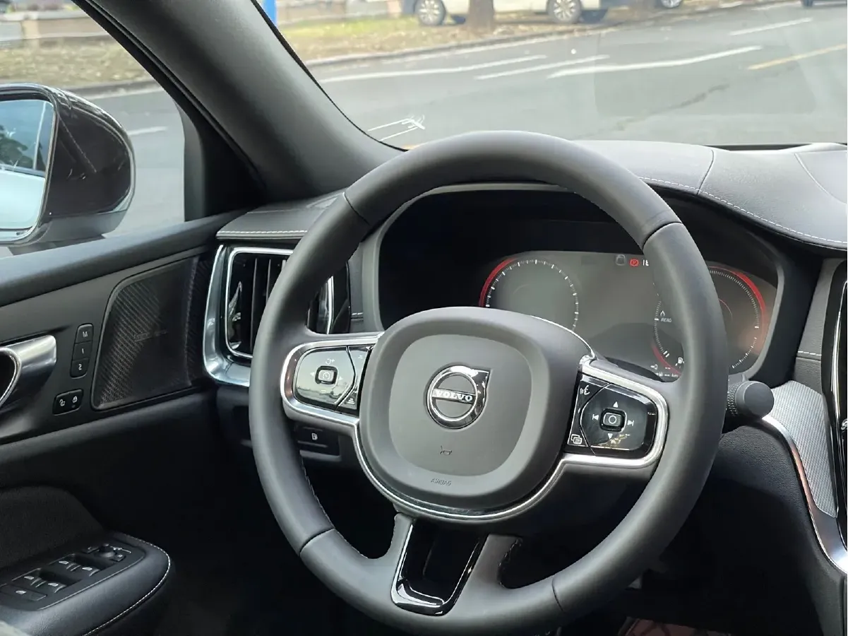 2022 Volvo S60 PHEV 2.0T 303HP L4 8AT PHEV 11.6KWH,autocango,china used car exporter,china ev exporter,chinese used car exporter,chinese used ev exporter