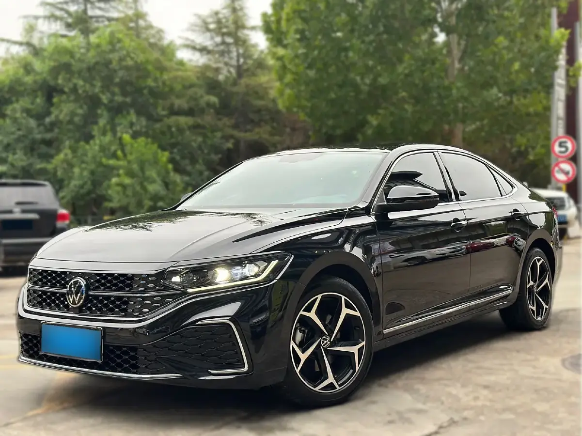 2024 Volkswagen Passat 2.0T 186HP L4 7DCT