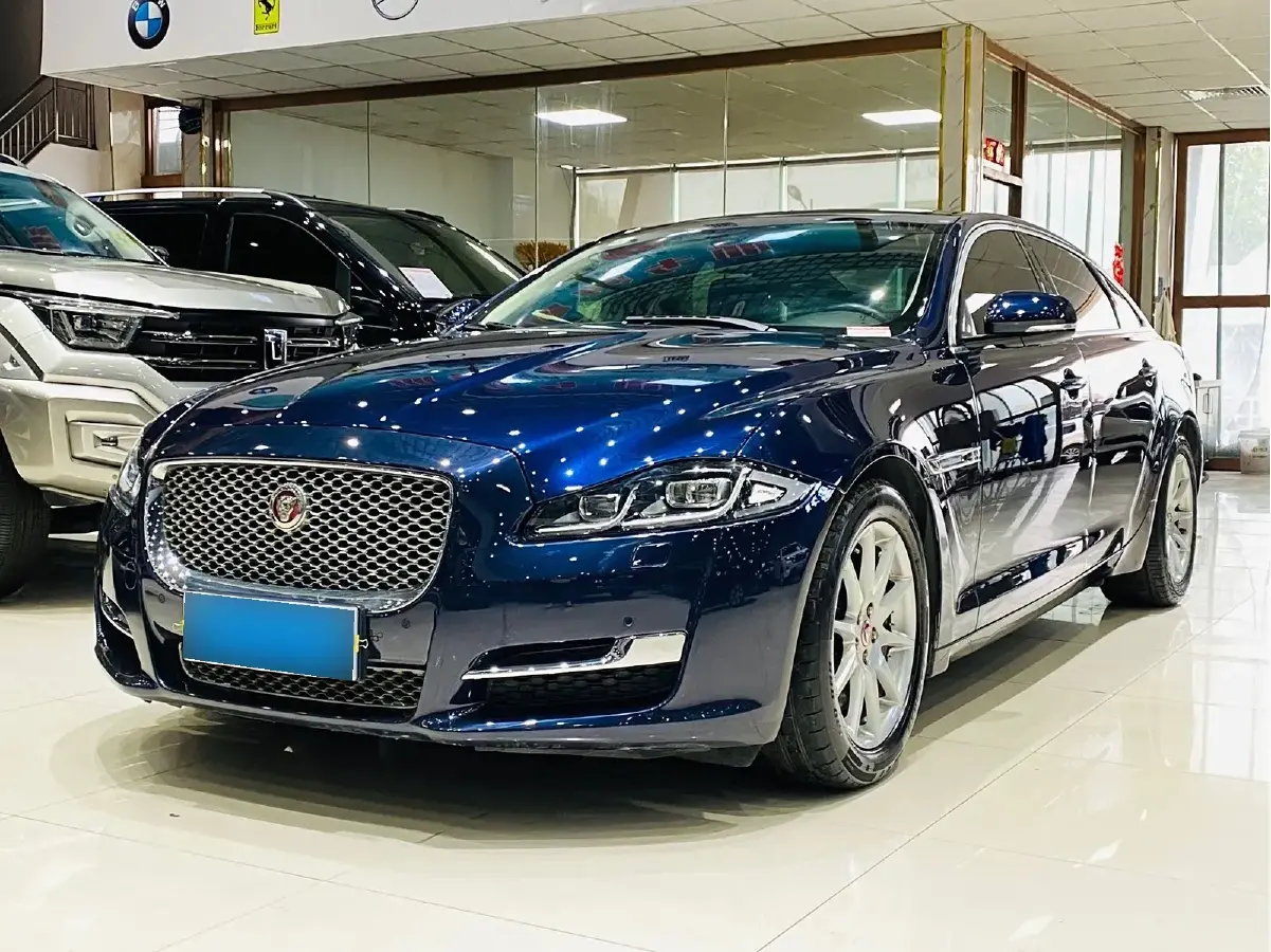 2016 Jaguar XJ 2.0T 240HP L4 8AT