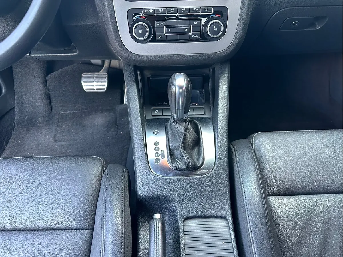 2011 Volkswagen Eos 2.0T 211HP L4 6DCT,autocango,china used car exporter,china ev exporter,chinese used car exporter,chinese used ev exporter