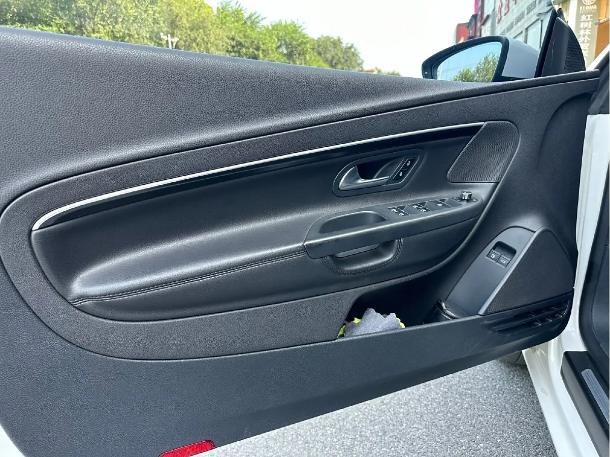 2011 Volkswagen Eos 2.0T 211HP L4 6DCT,autocango,china used car exporter,china ev exporter,chinese used car exporter,chinese used ev exporter