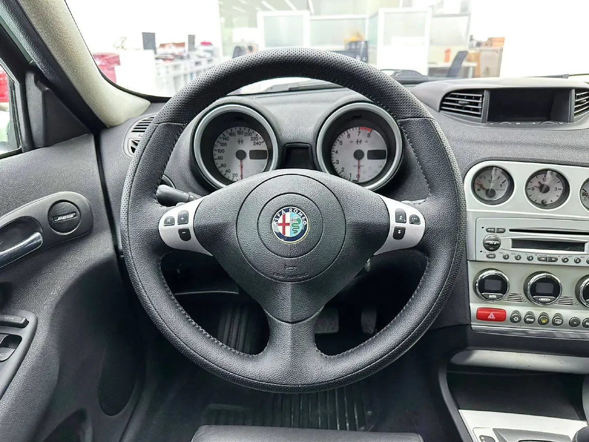 2004 Alfa Romeo 156 2.0L 165HP L4 5AT,autocango,china used car exporter,china ev exporter,chinese used car exporter,chinese used ev exporter