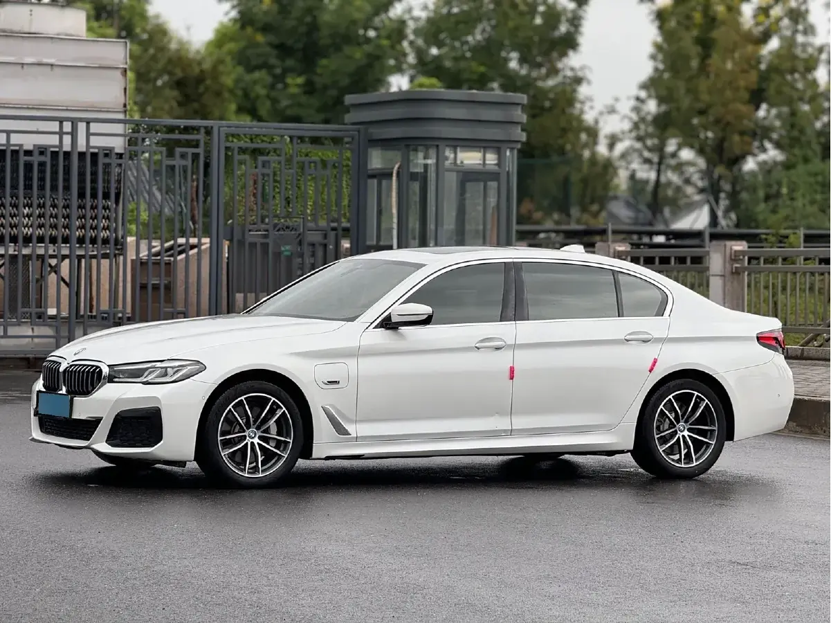 2022 BMW 5 Series 2.0T 184HP L4 8AT PHEV 17.7KWH