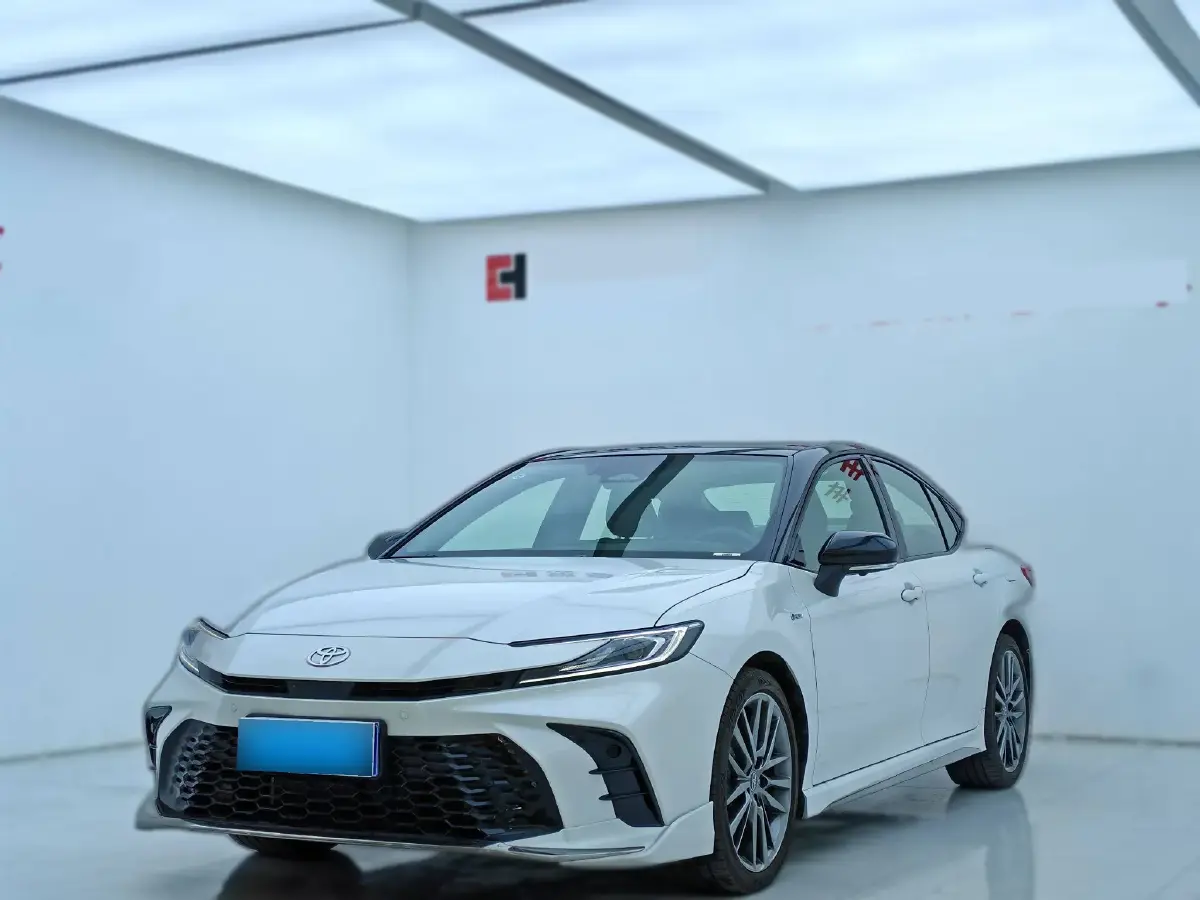 2024 Toyota Camry 2.0L 152HP L4 E-CVT Hybrid