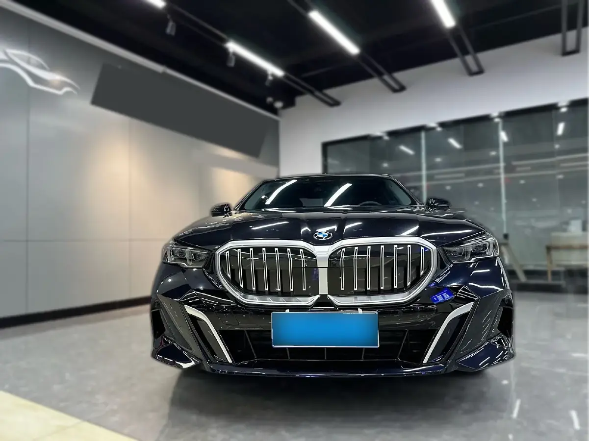 2024 BMW 5 Series 2.0T 258HP L4 8AT