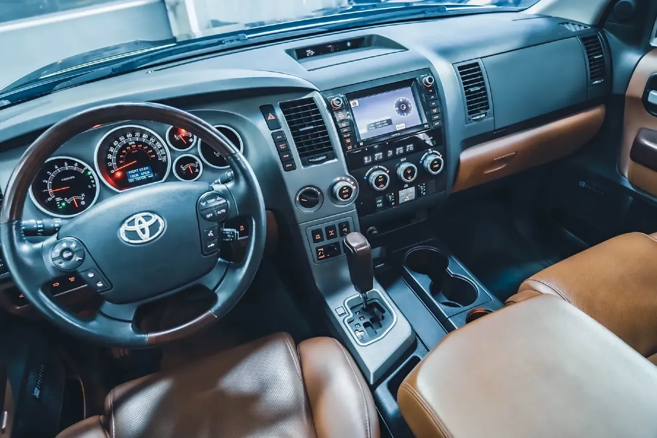 2010 Toyota Sequoia 5.7L 386HP V8 6AT,autocango,china used car exporter,china ev exporter,chinese used car exporter,chinese used ev exporter