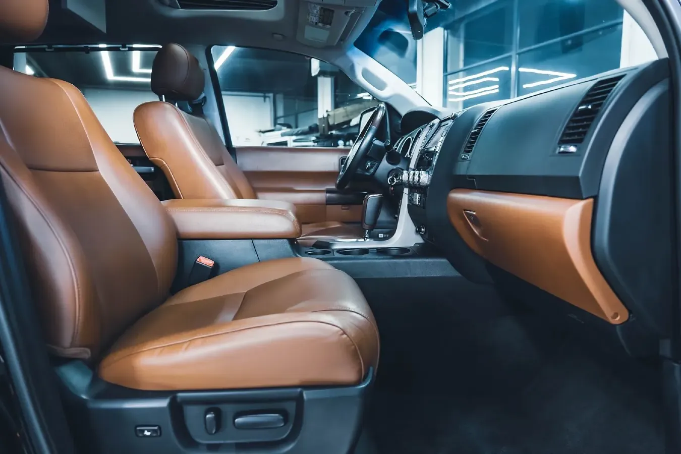 2010 Toyota Sequoia 5.7L 386HP V8 6AT,autocango,china used car exporter,china ev exporter,chinese used car exporter,chinese used ev exporter