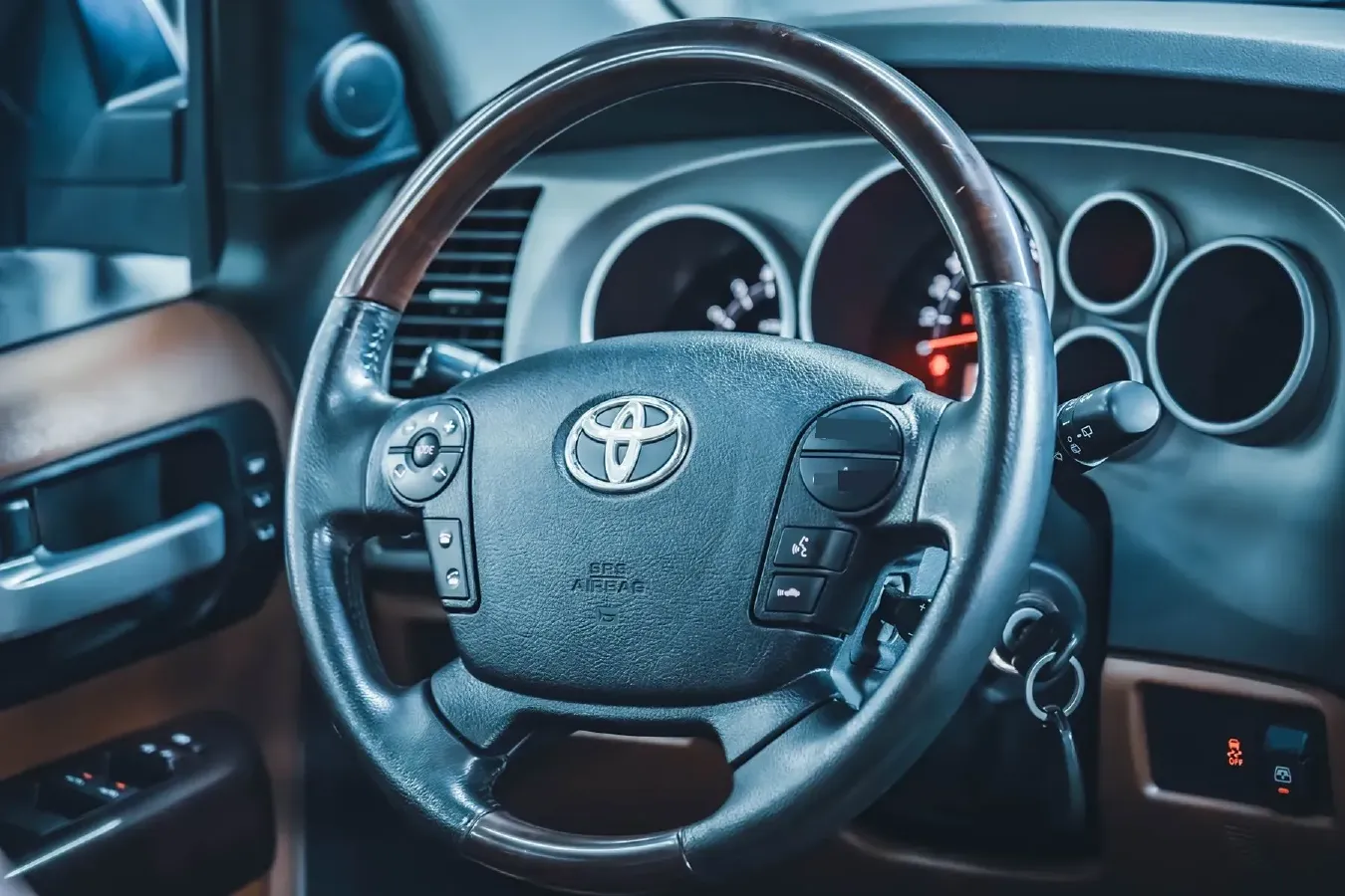 2010 Toyota Sequoia 5.7L 386HP V8 6AT,autocango,china used car exporter,china ev exporter,chinese used car exporter,chinese used ev exporter