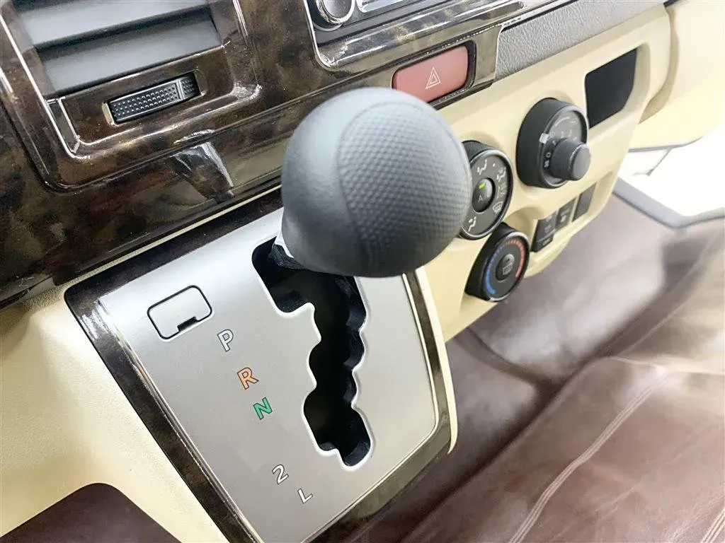 2011 Toyota Hiace 2.7L 154HP L4 4AT,autocango,china used car exporter,china ev exporter,chinese used car exporter,chinese used ev exporter