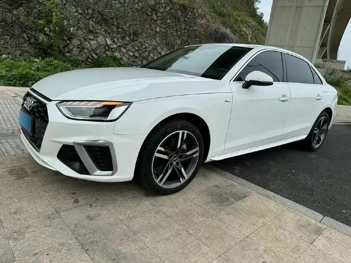 2022 Audi A4L 2.0T 190HP L4 7DCT