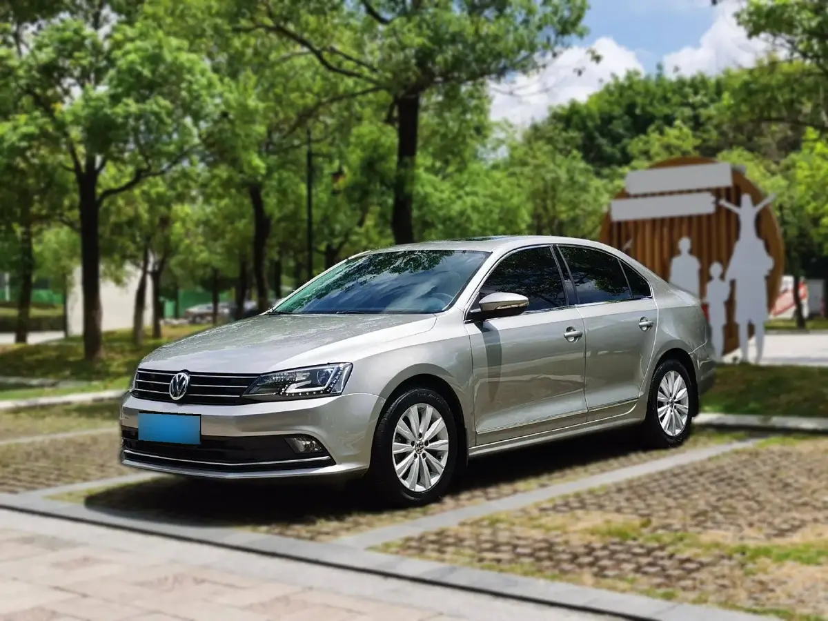 2015 Volkswagen Sagitar 1.4T 131HP L4 7DCT