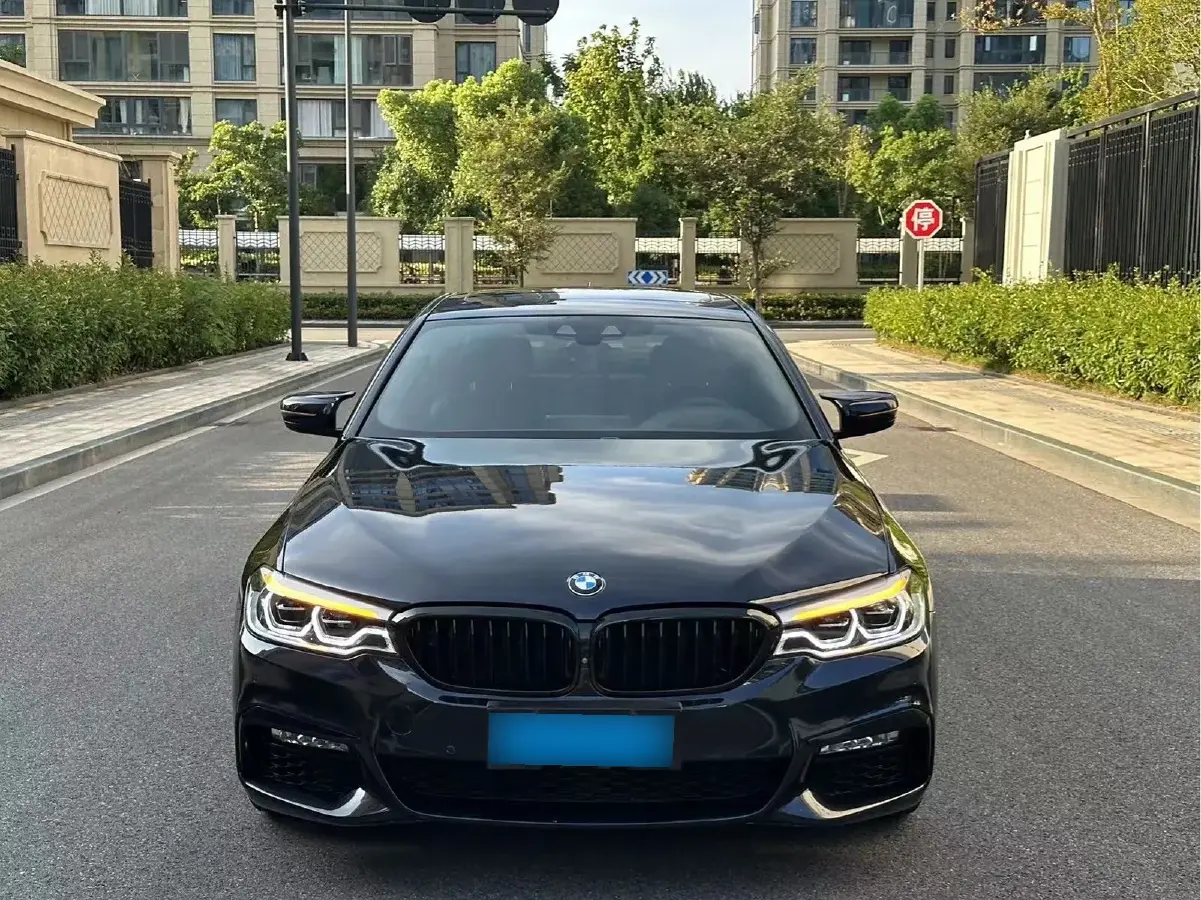 2018 BMW 5 Series 3.0T 340HP L6 8AT