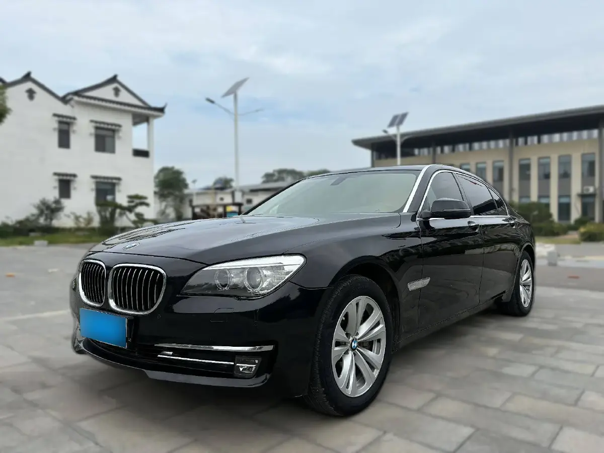2013 BMW 7 Series 3.0L 258HP L6 8AT