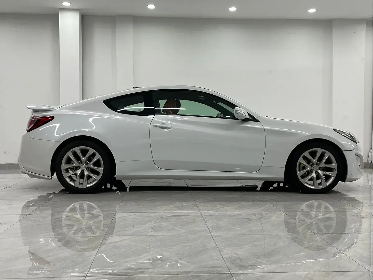 2012 Hyundai Rohens-Coupe 2.0T 260HP L4 8AT,autocango,china used car exporter,china ev exporter,chinese used car exporter,chinese used ev exporter