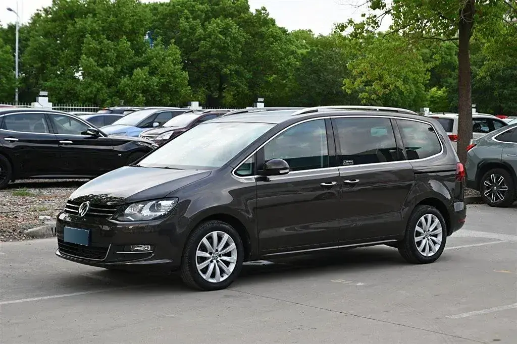 2016 Volkswagen Sharan 2.0T 220HP L4 6DCT