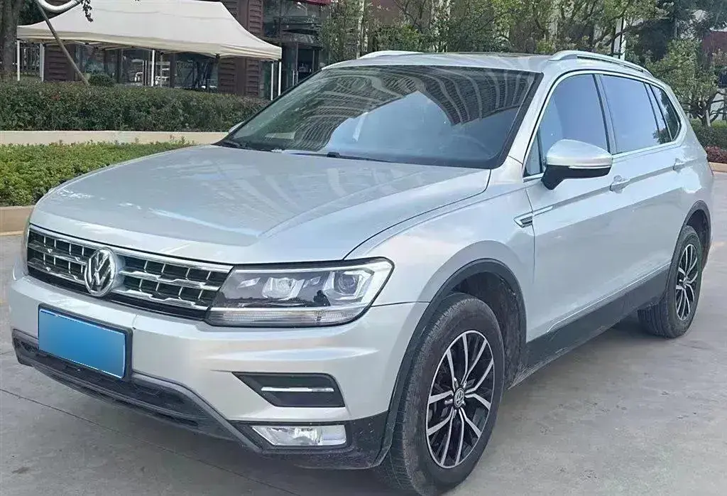 2017 Volkswagen Tiguan L 2.0T 220HP L4 7DCT